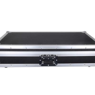 Mala rígida de transporte preta com acabamento metálico e fechadura frontal