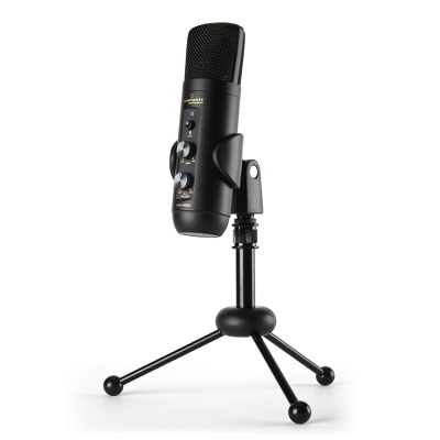 Microfone preto em tripé com fundo branco