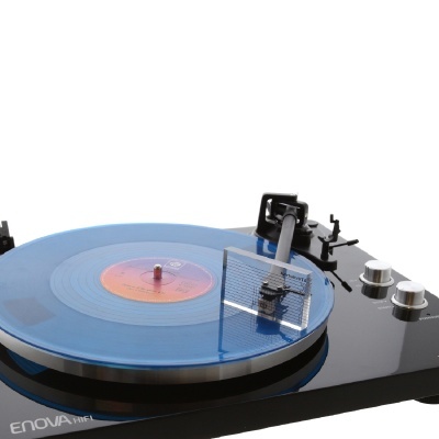 Toca-discos ENOVA NBL com prato azul e disco vinil na superfície