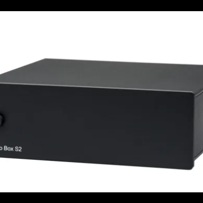 Aparelho áudio Phono Box S2 preto, formato retangular, botão circular no canto esquerdo.