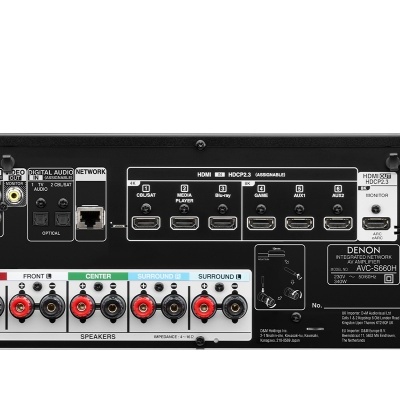 Receptor áudio estéreo preto com várias conexões e antenas Wi-Fi