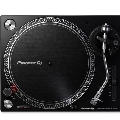 Gira-discos preto Pioneer DJ com prato redondo e braço metálico