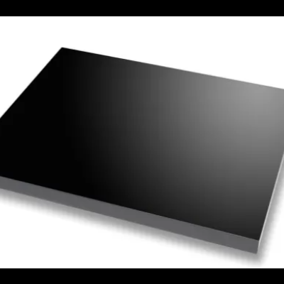 Prancha rectangular preta com acabamento liso em fundo branco