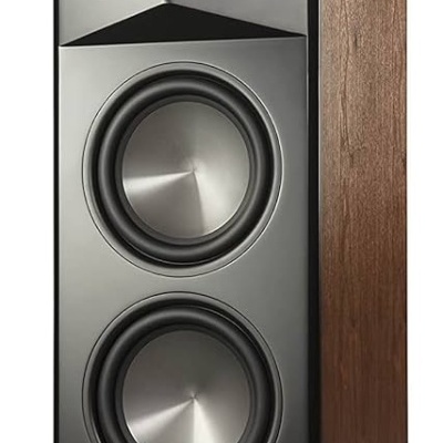 Coluna de som torre com acabamento em madeira e altifalantes visíveis