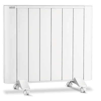Radiador elétrico branco com seis painéis verticais e rodas de mobilidade
