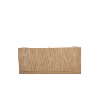 Bloco de madeira clara com pontos circulares claros