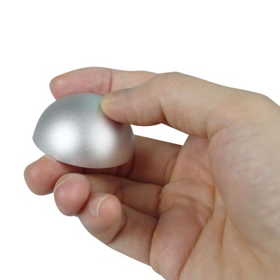 Mão a segurar meia esfera prateada mate