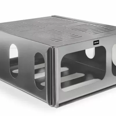 Estrutura metálica retangular cinza com aberturas e etiqueta frontal