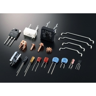 Conjunto de componentes eletrónicos variados sobre fundo preto