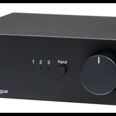 Amplificador preto compacto com botões e indicadores numéricos.