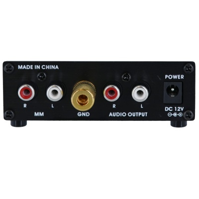 Vista traseira de dispositivo áudio preto com conectores RCA e entrada DC 12V