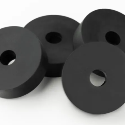 Quatro discos pretos de borracha com orifício central