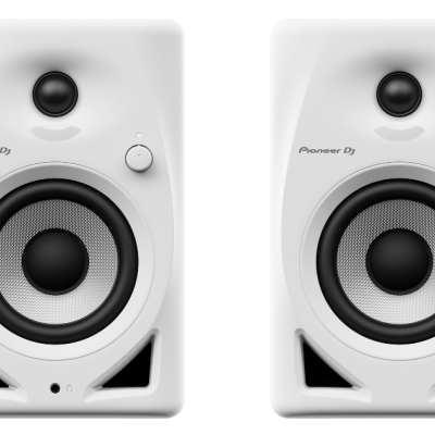 Par de colunas de estúdio brancas Pioneer DJ com tweeter e woofer visíveis