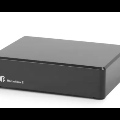 Caixa preta retangular brilhante com texto Record Box E