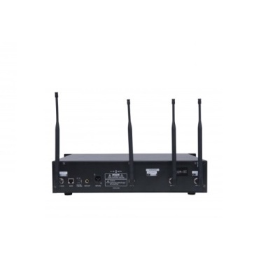 Aparelho eletrônico preto com quatro antenas e várias portas na parte traseira