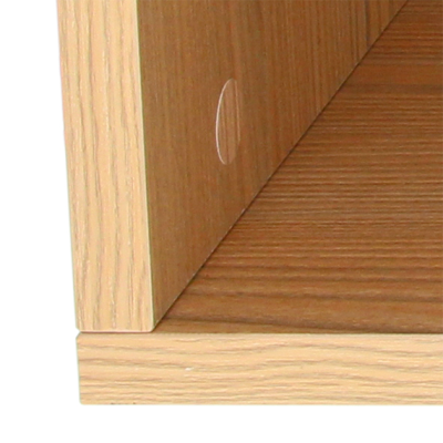 Junção de móvel em madeira clara com adesivo transparente circular