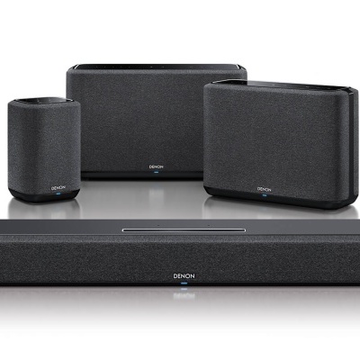 Sistema de som Sonos preto com barra e três colunas sem fios