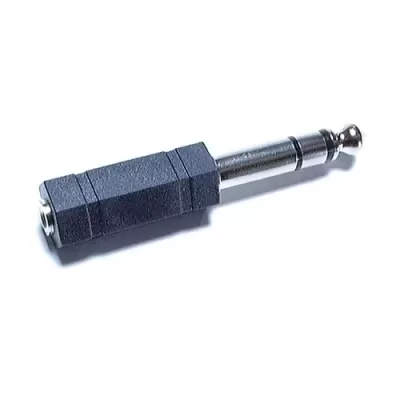 Adaptador jack áudio preto e metálico isolado