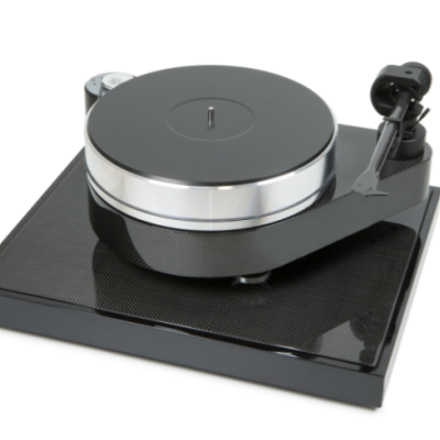 Toca-discos preto e cinza sobre fundo branco