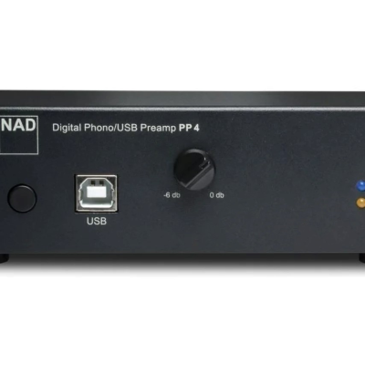 Pré-amplificador Digital Phono USB NAD PP 4 preto com botões e LEDs