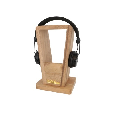Suporte de madeira clara para auscultadores pretos com base retangular e logótipo dourado