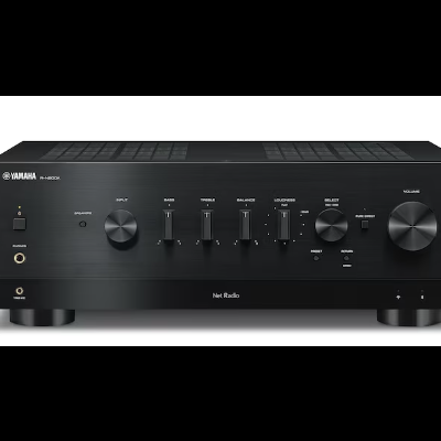 Amplificador preto Yamaha R-N303D com botões de controle visíveis