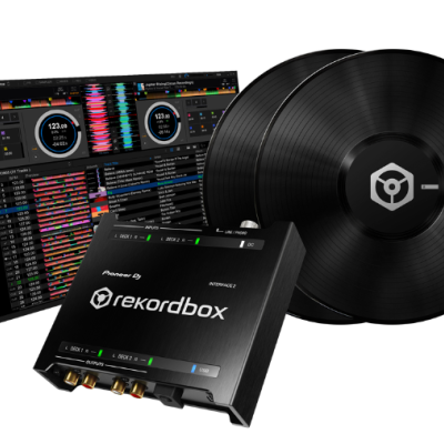 Equipamento DJ com vinis, interface rekordbox e ecrã de software de mistura