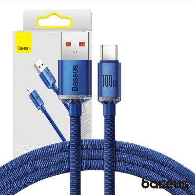 Cabo de carregamento azul Baseus com conetores USB-A e USB-C e embalagem ao fundo