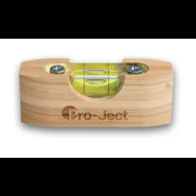 Nível de bolha em madeira clara com líquido amarelo e texto 'Pro-Ject'