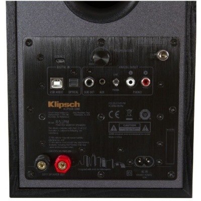 Painel traseiro de coluna Klipsch R-51PM preto com conectores e texto técnico