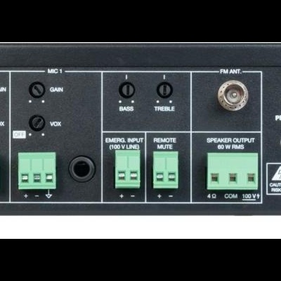 Painel traseiro de amplificador de áudio preto com várias entradas e saídas, botões e conector de energia