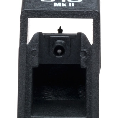 Mira óptica preta com texto 510 Mk II em fundo branco