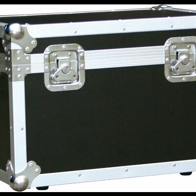 Mala de transporte preta com reforços metálicos prateados