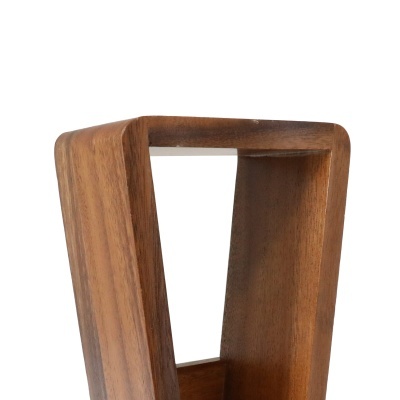 Móvel em madeira castanha com design em U invertido