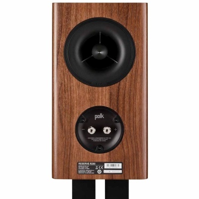 Coluna de som em madeira castanha com elementos circulares pretos e marca 'polk'