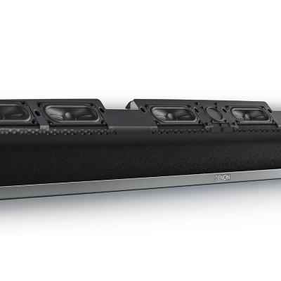 Barra de som preta e prateada com altifalantes visíveis