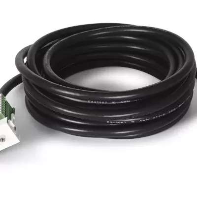 Cabo VGA preto com conectores metais e terminais expostos