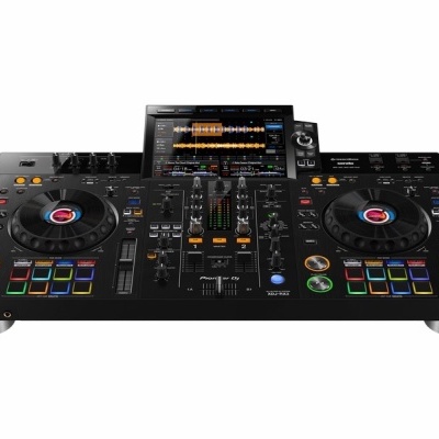 Controladora DJ digital preta com dois pratos e ecrã táctil central