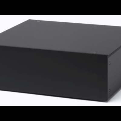 Amplificador preto retangular com botão e texto Amp Box DS2 no painel frontal