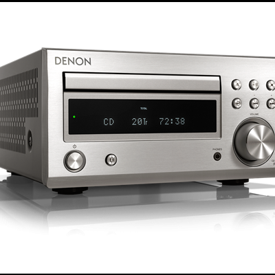 Aparelho de som Denon prateado com ecrã digital e botões