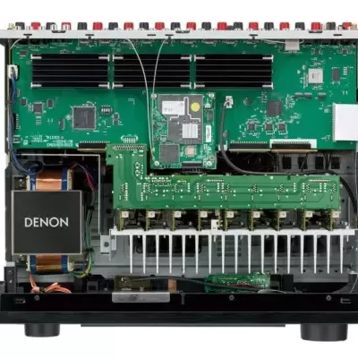 Amplificador Denon aberto mostrando circuitos internos e componentes eletrónicos