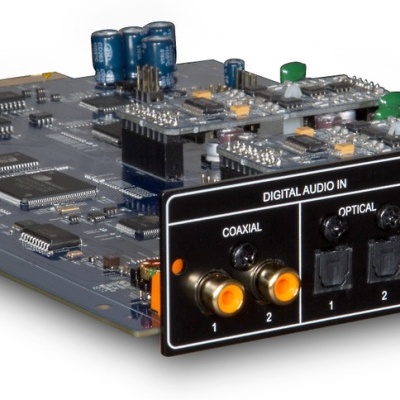 Placa eletrónica com conectores de áudio Digital Audio In e Audio Pre-Out