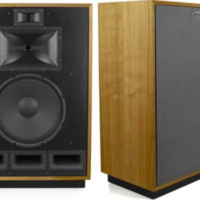 Colunas de som vintage em madeira com alto-falantes pretos e grelha cinza