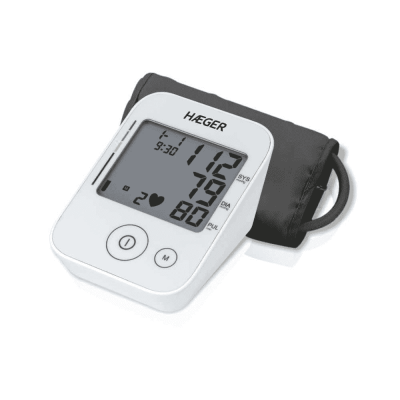 Aparelho digital branco para medir pressão arterial com visor e braçadeira preta