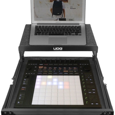 Maleta preta UDG com laptop e equipamento DJ com pads iluminados