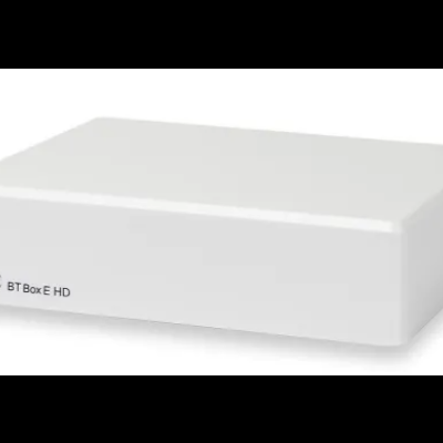 Caixa branca retangular com texto 'BT Box E HD' na frente