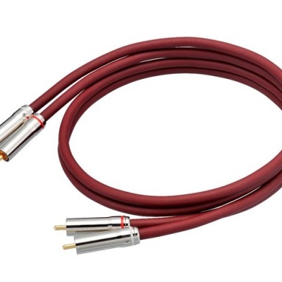 Cabo de áudio vermelho com conectores RCA prateados e dourados