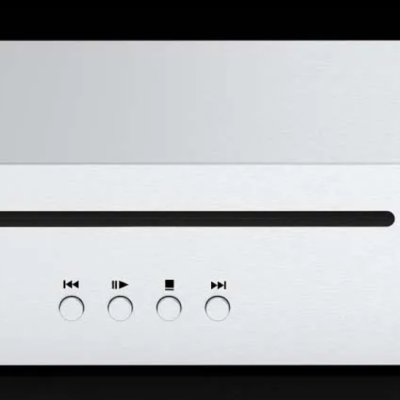 Leitor de CD branco com botões e texto no painel frontal