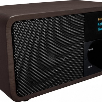 Rádio digital DAB com caixa de madeira castanha, grelha preta e display digital com texto