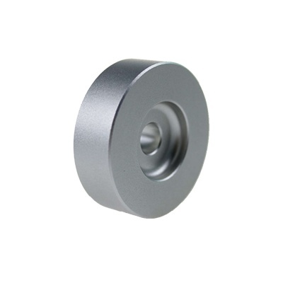 Peça redonda metálica cinza com recesso central